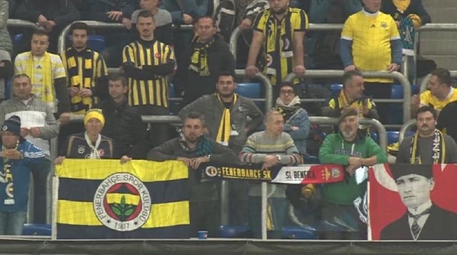 Fenerbahçeli taraftarlar Zenit maçında 'Benfica' atkıları açtı.