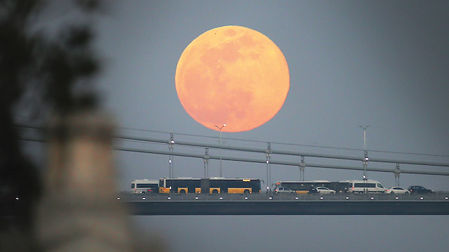 İstanbul'da gözlemlenen Süper Ay manzarası