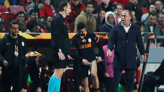 Galatasaray, Benfica maçından 0-0'lık eşitlikle ayrılırken teknik direktör Fatih Terim, mücadelenin hakemlerine tepki gösterdi.