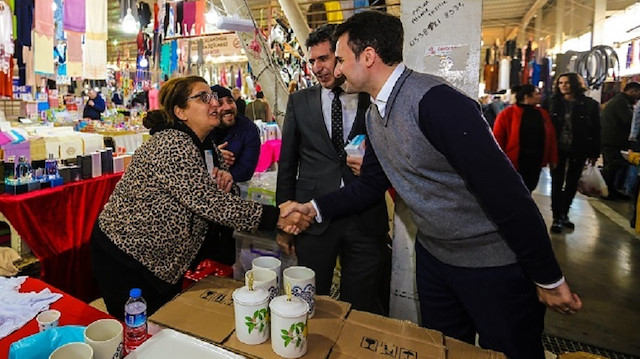 AK Parti Beylikdüzü Belediye Başkan adayı Mustafa Necati Işık, pazar yerinde vatandaşlarla sohbet etti.