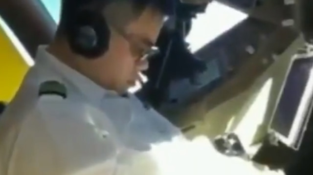 Çinli pilot uçuş sırasında uyudu.