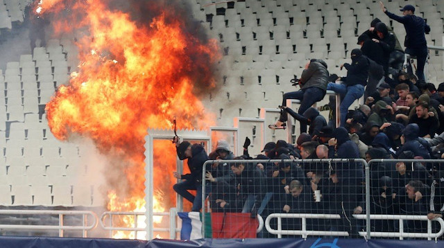 AEK-Ajax maçına tribünde çıkan olaylar damga vurmuştu.