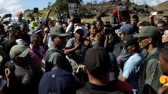 Venezuela'daki gösterilerde polis ve göstericiler arasında zaman zaman tansiyon yükseliyor.