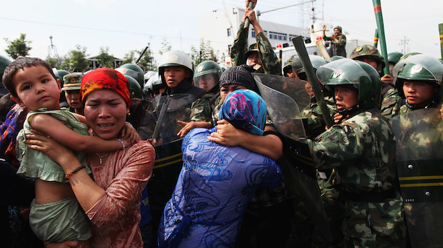 Pekin yönetimi, Sincan Özerk Bölgesi'ndeki milyonlarca Müslümanı toplama kamplarında asimile etmeye çalışıyor.