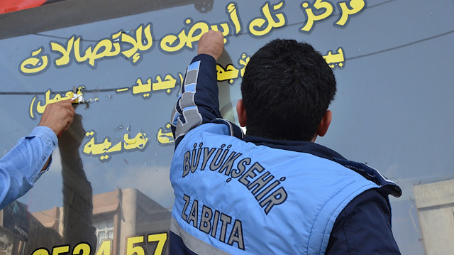 Zabıta ekipleri kent genelindeki Arapça tabelaları söktü.