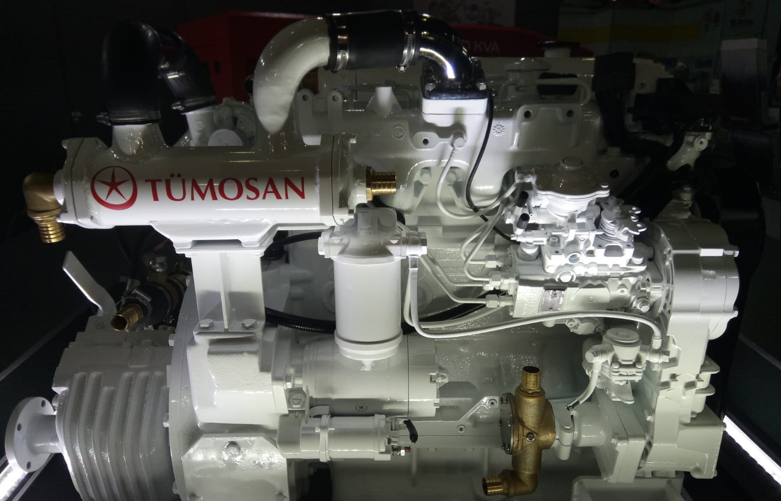 TÜMOSAN, 'denizlerin yeni yerli gücü' temasıyla 75, 85, 95 ve 105 beygir seçeneklerinde marin motor ailesi geliştirdi.