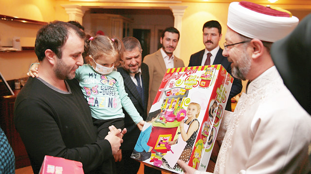 Ali Erbaş kendisini ziyarete gelen Öykü Arin'e oyuncak hediye etti.