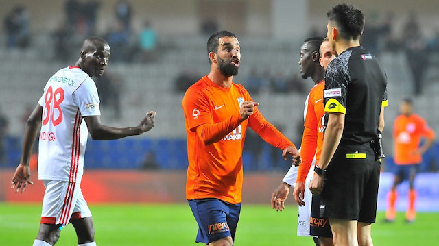 Arda Turan, geçtiğimiz sezonun 32. haftasında Sivasspor karşısında gördüğü kırmızı kartla 16 maç ceza almıştı. Milli futbolcunun cezası itiraz sonrasında 10 maça düşürülmüştü.