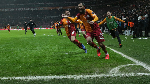 Kostas Mitroglou, sarı kırmızılı forma altındaki ilk golünü Akhisarspor'a attı.