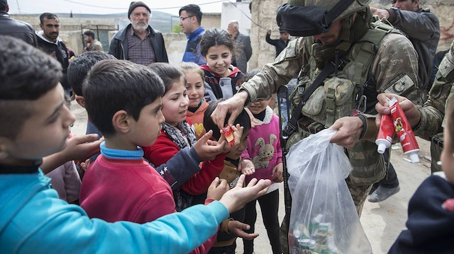 Zeytin Dalı Harekatı kapsamında Afrin merkezini teröristlerden temizleyen Mehmetçik, arama yaptıkları bölgelerde vatandaşların sevgi gösterileriyle karşılanmıştı. 