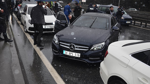 Polis ekipleri konvoyu barikat oluşturarak durdurdu. 