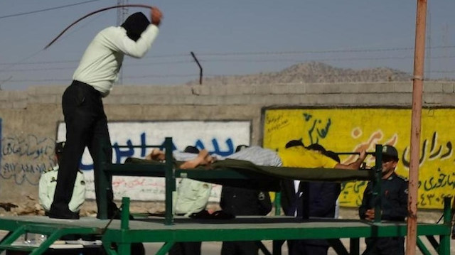İran'da kırbaç cezası halkın gözü önünde uygulanıyor. 