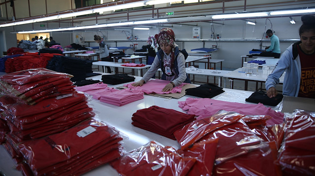 Tekstil fabrikası çalışan (Foto: AA)