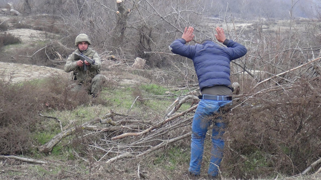 FETÖ mensupları sınır kartalları birliği üyesi askerlerce kıskıvrak yakalandı. Fotoğraf: Arşiv.