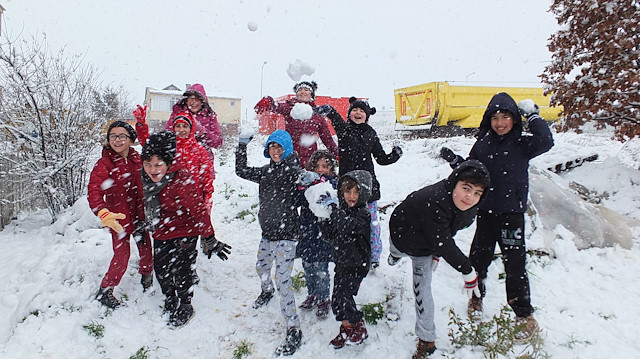 İstanbul'da kar topu oynayan çocuklar