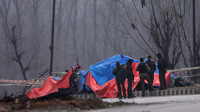 Keşmir bölgesinde bombalı araç patlatılmıştı. Güvenlik güçleri bölgede inceleme yapıyor. 