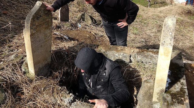 1,5 metre çukur kazılan mezarın yanında bir battaniye ve kova bulundu. 