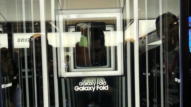 Samsung Galaxy Fold cam bir standın içinde korunuyor.