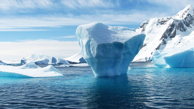 Bilim adamları, buzulun 30 Ocak 1986'da ve 23 Ocak 2019'da çekilmiş uydu görüntülerini karşılaştırdı.