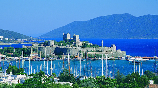 Bodrum Kalesi tüm sezonlarda ziyaretçi akınına uğruyor.