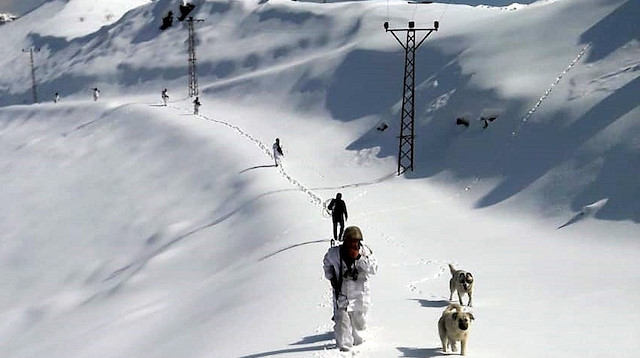 Ekipler karla kaplı yollarda 5 saat yürüyerek askeri üsse giden hattı onardı.