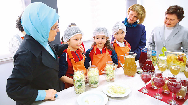 Emine Erdoğan, Tasarım Beceri Atölyeleri Tanıtım Programı'na katıldı.