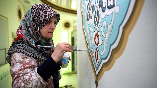 Turkish woman completes late husband’s last unfinished work of Islamic calligraphy in mosque