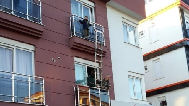 Birinci kat balkonundan, çocuğun bulunduğu balkona merdiven uzatıldı. 