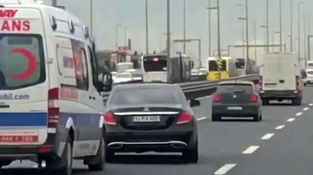 Lüks aracın sürücüsü uzun süre ambulansa yol vermemişti.