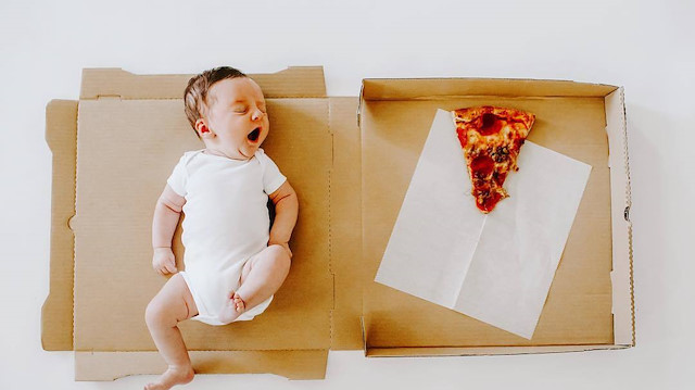 Bebeğinin büyümesini pizza dilimleriyle anlattı