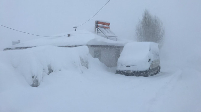 Karlıova'da yoğun kar yağışı etkili oluyor. 