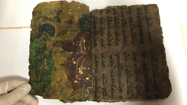 Ele geçirilen kitabın 800 yıllık olduğu tespit edildi. 