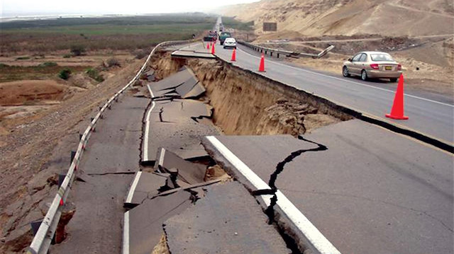 Deprem sonrası yıkılan yollar. Fotoğraf: Arşiv.