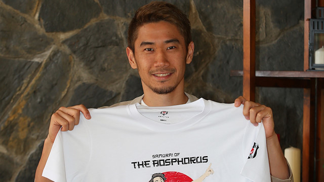 Kagawa, kulüp tarafından adına çıkarılan tişörtle poz verdi.
