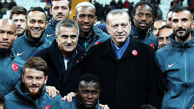 Süper Lig'in yerli ve yabancı futbolcuların karşılaştığı 'Yıldızlar Karması' maçından.