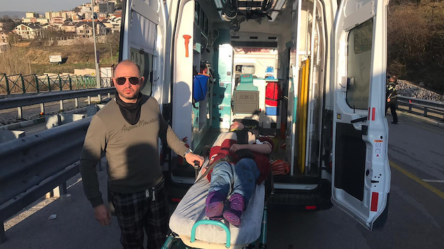 Yaralılar ambulansla hastanelere kaldırıldı.