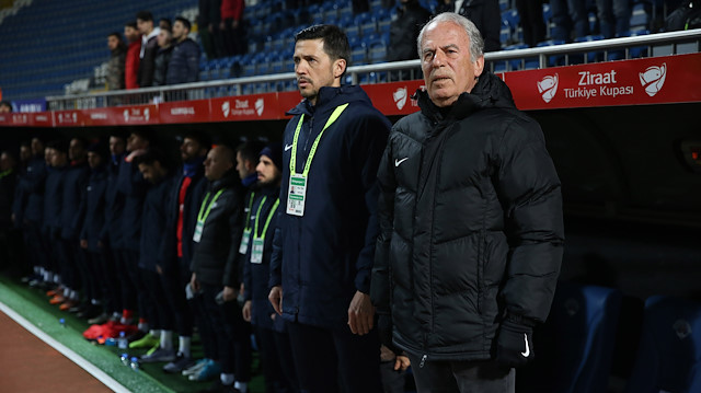 Kasımpaşa-Akhisarspor maçında ev sahibi takımın seyircileri Mustafa Denizli'nin bulunduğu yedek kulübesinin arkasındaki tribünlerde toplanarak "Denizli istifa" tezahüratlarında bulundu.