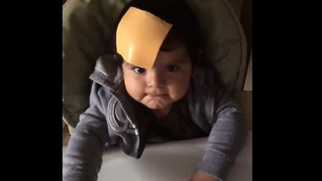 Sosyal medyada yeni akım: Bebeklerinin suratına peynir fırlatmak