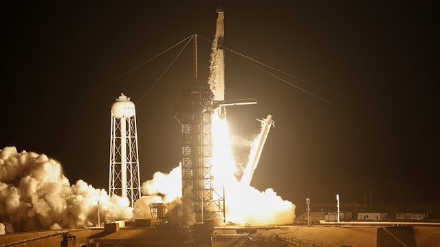 SpaceX'in Crew Dragon kapsülünü taşıyan Falcon 9 roketi kalkış yapıyor.