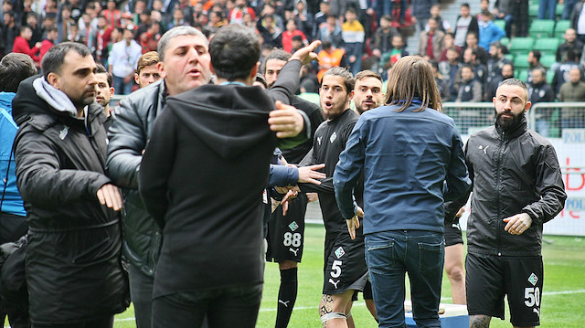 Maç öncesi iki takım futbolcuları kavga etti.