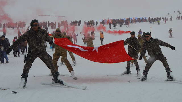 Hakkari'deki kar festivalinde renkli görüntüler oluştu