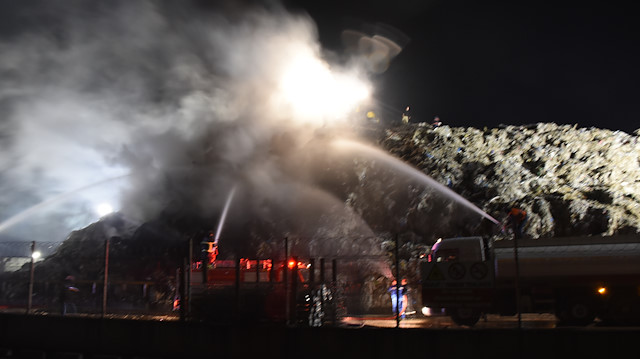 Ekiplerin yaklaşık 2 saat süren çalışmaları sonucu kontrol altına alınan yangın söndürüldü.
