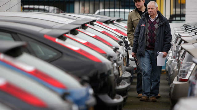 Şubatta otomobil satışları 20 bin adedin altına indi.
