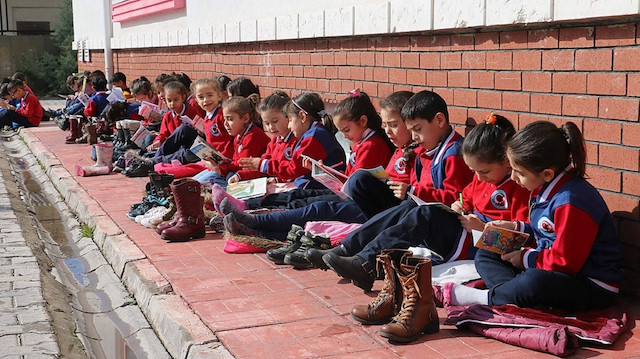 Öğretmen ve idarecilerden oluşan 1500 kişi aynı anda kitap okudu.