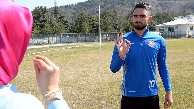 Fırat Kaya, işaret dili tercümanı aracılığıyla kulüp tesislerinde açıklama yaptı.