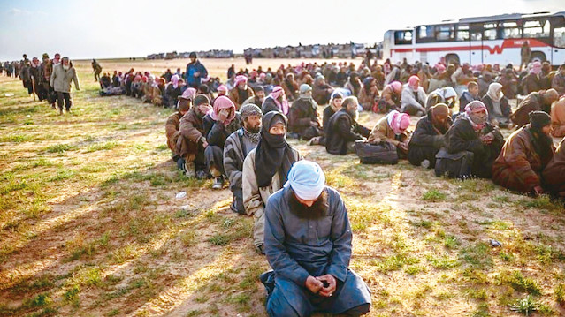 Bağuz’dan çıkan yaklaşık 900 aile önce Suvar bölgesindeki geçici kampa oradan da Haseke’deki Abu Hol kampına götürüldü.