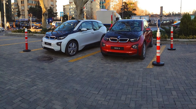 Kadınlar elektrikli Renault ZOE veya BMW i3'ü kiralayabilecek.