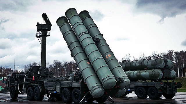 Rusya tarafından üretilen S-400 füzelerinin bataryaları.