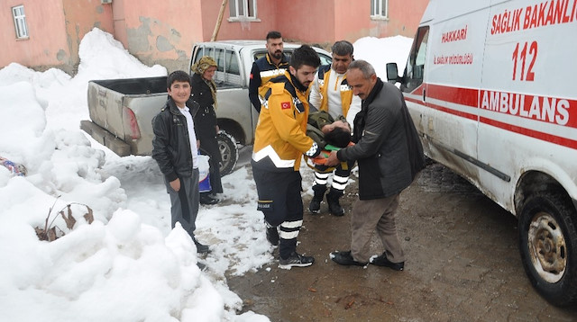Kepçeyle yolu açarak 4 saat sonra köye varan ekipler, hastayı hemen iş makinesine alarak ambulansın beklediği Akocak köyüne getirdi. 