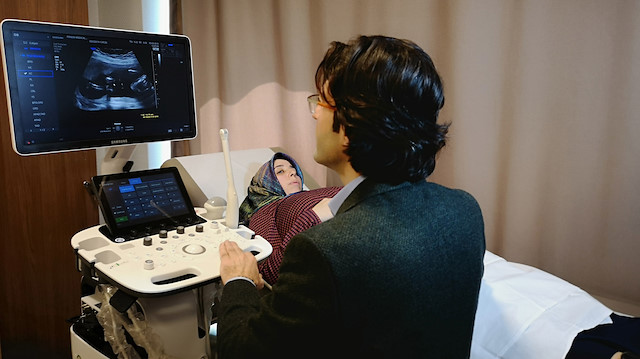 Kadın Hastalıkları ve Doğum Uzmanı Doç. Dr. Murat Bozkurt, ikinci çocuğunu dünyaya getirmek isteyen Özlem Sucu'nun bağırsaklarını tüplerinden ayırdı.